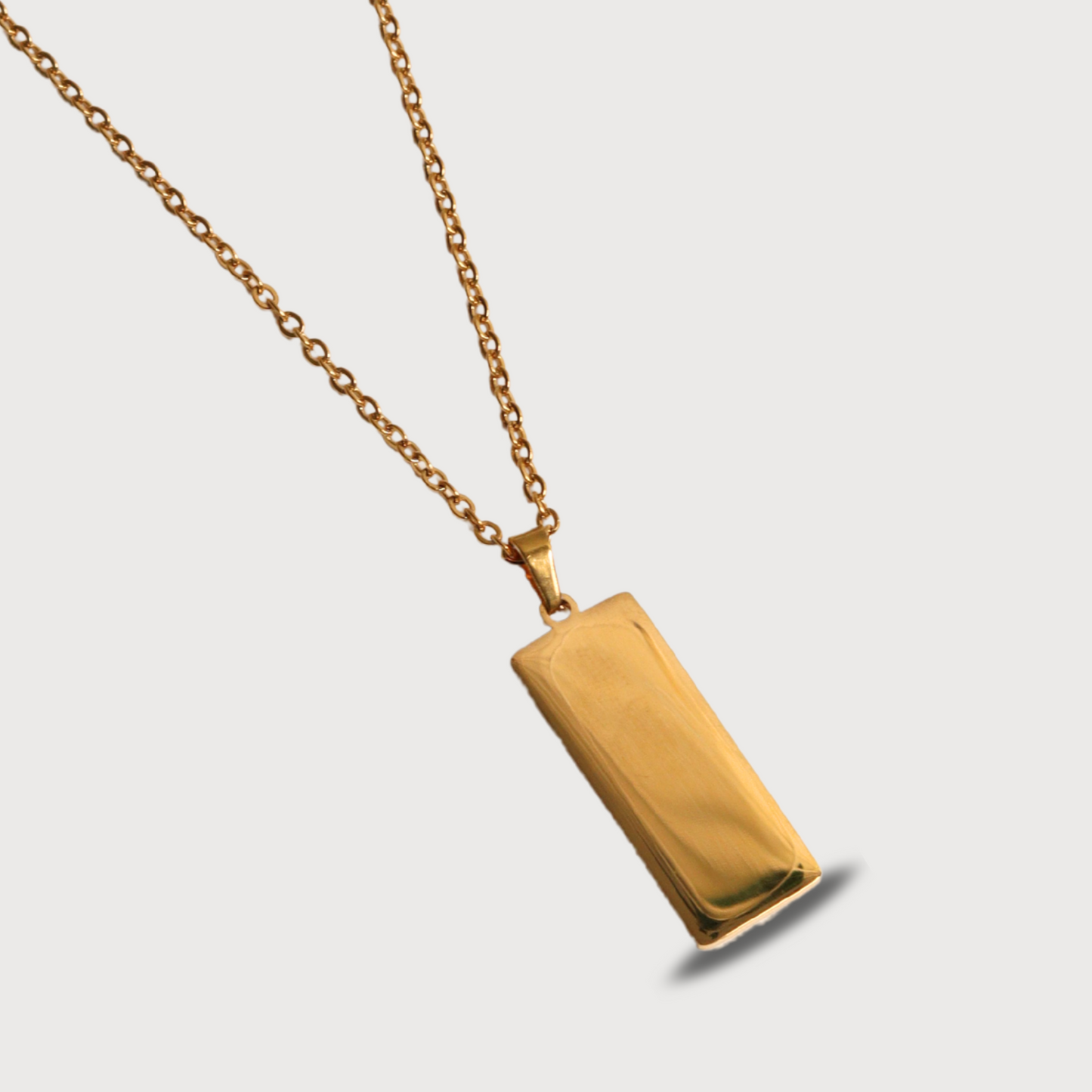 COLLAR PLACA DORADA MEDIANA