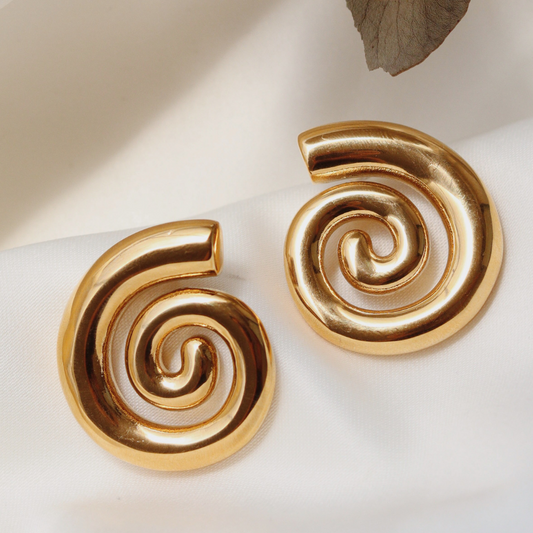 ARETES CINNAMON ROLL DORADOS