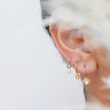 Cargar imagen en el visor de la galería, PIERCING CONCHA CON PERLA ORO
