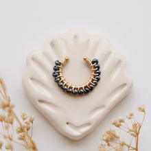 Cargar imagen en el visor de la galería, EARCUFF BORDADO GRIS TORNASOL

