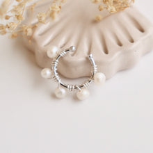 Cargar imagen en el visor de la galería, EARCUFF BORDADO PLATEADO PERLAS DE RÍO MEDIANAS
