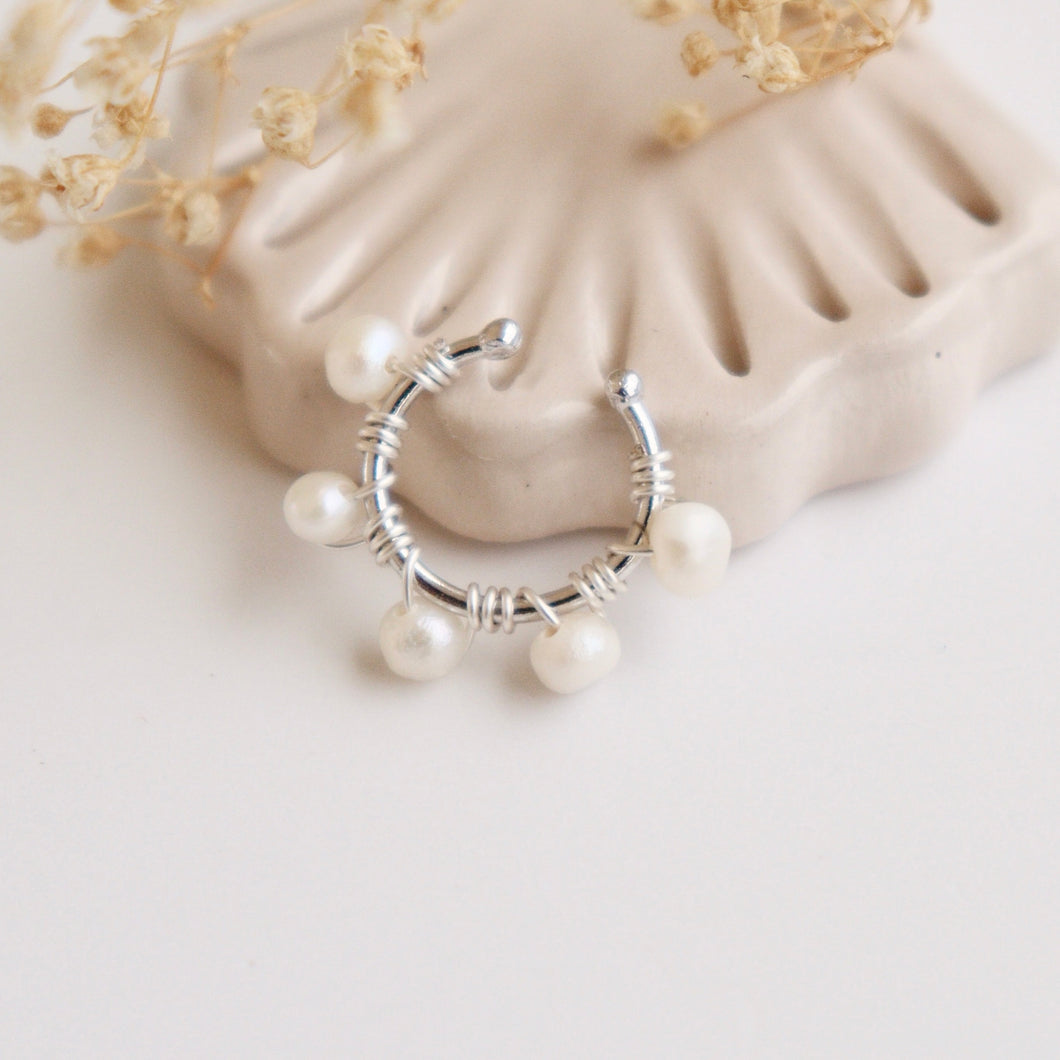 EARCUFF BORDADO PLATEADO PERLAS DE RÍO MEDIANAS
