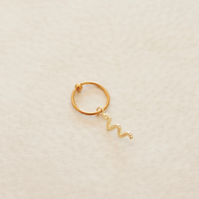 Cargar imagen en el visor de la galería, PIERCING SERPIENTE TEXTURA ORO
