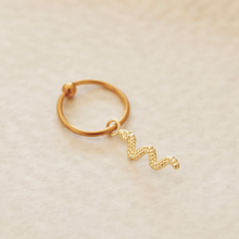 Cargar imagen en el visor de la galería, PIERCING SERPIENTE TEXTURA ORO
