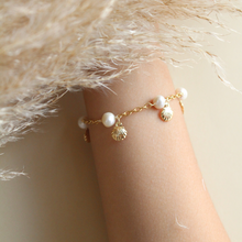 Cargar imagen en el visor de la galería, PULSERA CONCHITAS  PEARL
