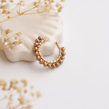Cargar imagen en el visor de la galería, EARCUFF BORDADO DORADO
