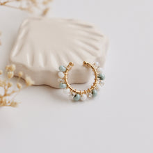 Cargar imagen en el visor de la galería, EARCUFF BORDADO AQUA CON BLANCO
