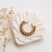 Cargar imagen en el visor de la galería, EARCUFF BORDADO DORADO
