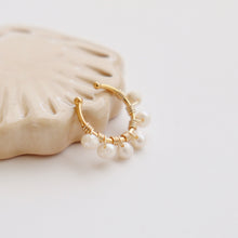 Cargar imagen en el visor de la galería, EARCUFF BORDADO PERLA DE RÍO MEDIANA
