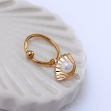 Cargar imagen en el visor de la galería, PIERCING CONCHA CON PERLA ORO
