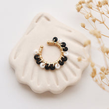 Cargar imagen en el visor de la galería, EARCUFF BORDADO NEGRO CON BLANCO
