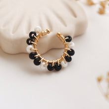 Cargar imagen en el visor de la galería, EARCUFF BORDADO NEGRO CON BLANCO
